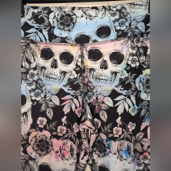 Evolution creation skull workout capris - Picture 3 of 4